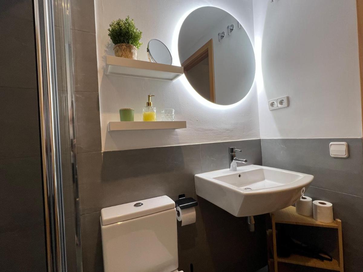 Cozy Apartment Well-Located In Terrassa, Barcelona Buitenkant foto