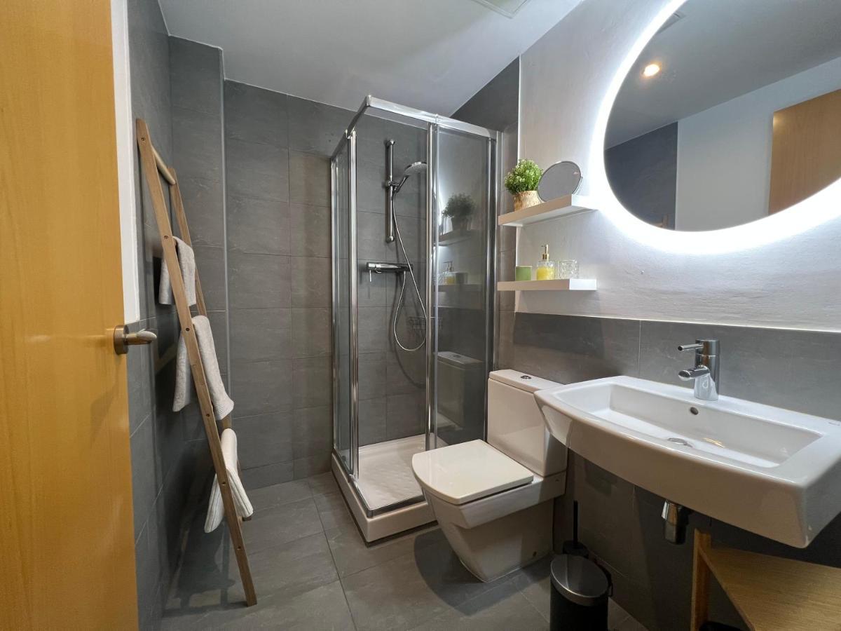 Cozy Apartment Well-Located In Terrassa, Barcelona Buitenkant foto
